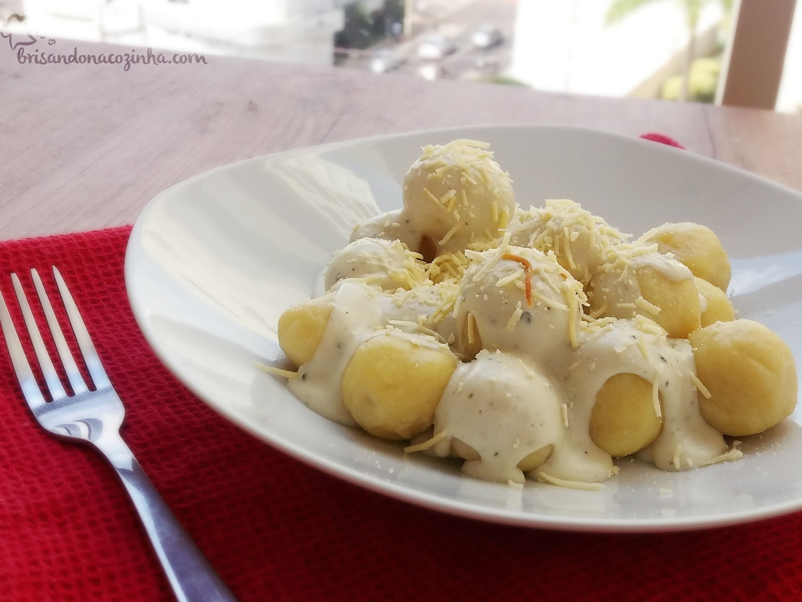 Nhoque com creme de queijos, bacon e ervas.