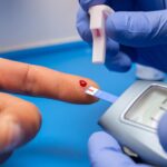 captura-de-um-medico-com-luvas-de-borracha-fazendo-um-exame-de-sangue-de-um-paciente